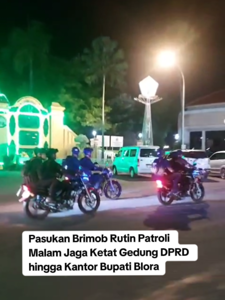 Pasukan Brimob Rutin Patroli Malam Jaga Ketat Gedung DPRD hingga Kantor Bupati Blora, Senin (1/9/2025) malam. #beritablora #demoblora #aksianarkisblora #patroliblora #dprdbloraviral 