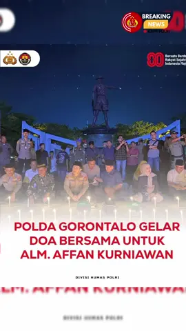 Polri melalui Polda Gorontalo bersama Ratusan driver ojek online larut dalam doa bersama mengenang alm. Affan Kurniawan Di Lapangan Taruna Remaja, Gorontalo, Minggu (31/8). Doa menjadi ungkapan duka sekaligus penguat bagi keluarga yang ditinggalkan. Momen ini menjadi pengingat bahwa dalam duka, persatuan dan doa bersama mampu menjaga kedamaian di Gorontalo. Mari #BersatuDemiIndonesia Bersama Jaga Kerukunan Bangsa   “Atas nama pribadi dan keluarga besar Polda Gorontalo, saya menyampaikan duka cita yang mendalam atas wafatnya almarhum Affan Kurniawan. Semoga almarhum mendapat tempat terbaik di sisi Allah SWT dan keluarga yang ditinggalkan diberikan kesabaran serta kekuatan,” ujar Kapolda Gorontalo Irjen Pol. Drs. Widodo, S.H., M.H. Humas Polri #kbpppolribreakingnewskaltim 