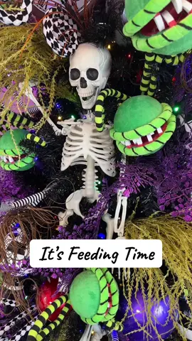 It’s time for Bobby and Babs to feed their pets. I decorate trees all year long. #halloweendecor #halloween #holidaydecorator #skeletons #venusflytrap 