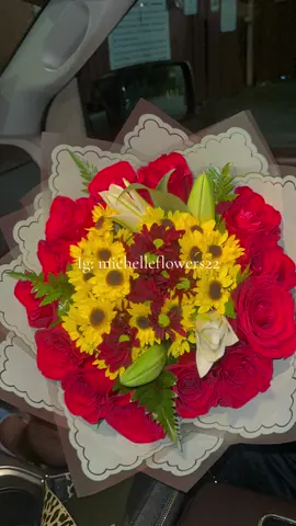 #flowershop #houston #viral #fyp hacemos lindos bouquets depende a tu gusto y presupuesto $ 🫰🏻☺️ síguenos en Instagram, nos encuentras como : michelleflowers22 #bouquet 