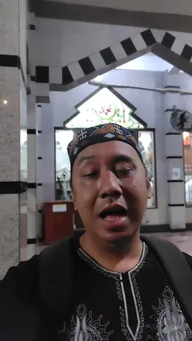 tour mini! sejauh ini seorang bapak tunanetra berjalan dari kos-kosan ke masjid hanya untuk menemani anaknya salat subuh.