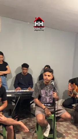 “Practice make Perfect” Hari itu dia kembali pulang ke RUMAH. Disinilah tempat yang kami sebut RUMAH. Sebuah studio kecil yang didirikan untuk menampung bakat2 muda. Ya…salah satu dari sekian banyak adalah adik @PICHE  Bukan baru hari ini, tapi jauh sebelum dikenal banyak orang, tempat menghabiskan waktu, tempat melepas penat buat kami yang telah lelah bekerja, tempat ide2 muncul, segala cerita semua tertumpah dalam studio kecil ini. #pichekota #hananuhamutuk #picheverse @Hananu Hamutuk Production @picheverse.official 