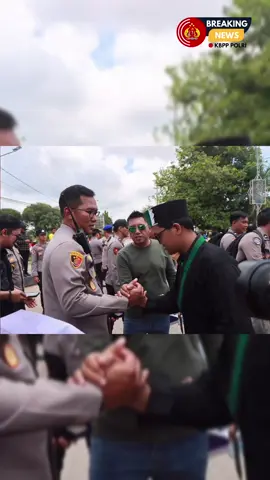 Aksi Damai, Aspirasi Nyata Puluhan massa dari Aliansi Kukar Menggugat menggelar aksi demonstrasi di depan Gedung DPRD Kutai Kartanegara dengan membawa 12 tuntutan, termasuk penolakan terhadap RUU KUHAP dan desakan pengesahan RUU Perampasan Aset. Dengan penuh semangat, massa aksi menyampaikan aspirasi mereka di depan kantor DPRD Kukar. Tuntutan mereka mencakup peningkatan kesejahteraan tenaga pendidik dan penolakan terhadap praktik oligarki politik. Polres Kukar #kbpppolribreakingnewskaltim 