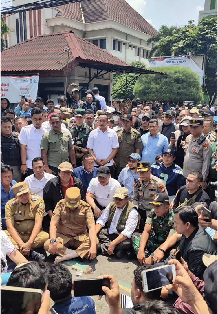 Masyarakat Kota Bekasi adalah masyarakat yang luar biasa, dewasa dan tak bisa diprovokasi. Semoga kedepan kita semua menjadi semakin kuat, bersatu dan senantiasa menjaga keamanan dan kedamaian. Mari sama-sama bangun kota in menjadi lebih baik, maju dan berkualitas diberbagai sisi. #sitimukhliso  #kotabekasi #fypage #fyp 
