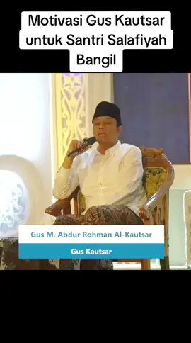 #maulidnabi1447h #salafiyahbangil #salafiyah2bangil #guskautsarploso Sang Kakak yg beliau maksud adalah Bu Nyai Amna Falisthin binti KH. Nurul Huda Jazuli pengasuh PP. Alfalah Ploso Kediri. Beliau mondok di Salafiyah pada Era Ust. Choiron Chusain. Sbgmn diceritakan oleh Neng Najma Zahiro bahwa ketika beliau pulang dari pondok awalnya tidak mau tinggal di Ploso (beliau membina' sendiri pondok di luar lingkungan Ploso) Tapi setelah didawuhi Ust. Choiron bahwa yang lebih maslahat dan manfaat untuk beliau adalah berada di Ploso, akhirnya kerso tinggal di Ploso ngerewangi Romo Yai Huda sampai sekarang. Hingga kini beliau terkenal sebagai perempuan paling alim di PP. Ploso Kediri (Sumber Ning Ema Khoiron)  Terimakasih motivasinya Gus mugi mbk2 santri saged meneladani Bu Nyai Lis (Falisthin) 🤲