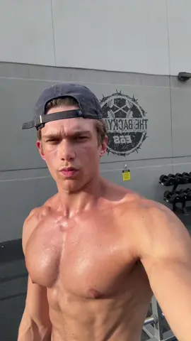 If I had 2 weeks to get shredded I would spend the first 13 days gooning @dorian 🇦🇱 