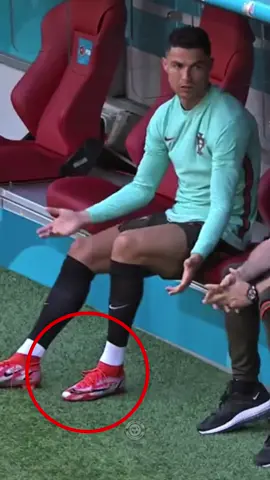 por que o ronaldo usa sapatos muito pequenos?#futebol #futebolbrasileiro #CapCut 