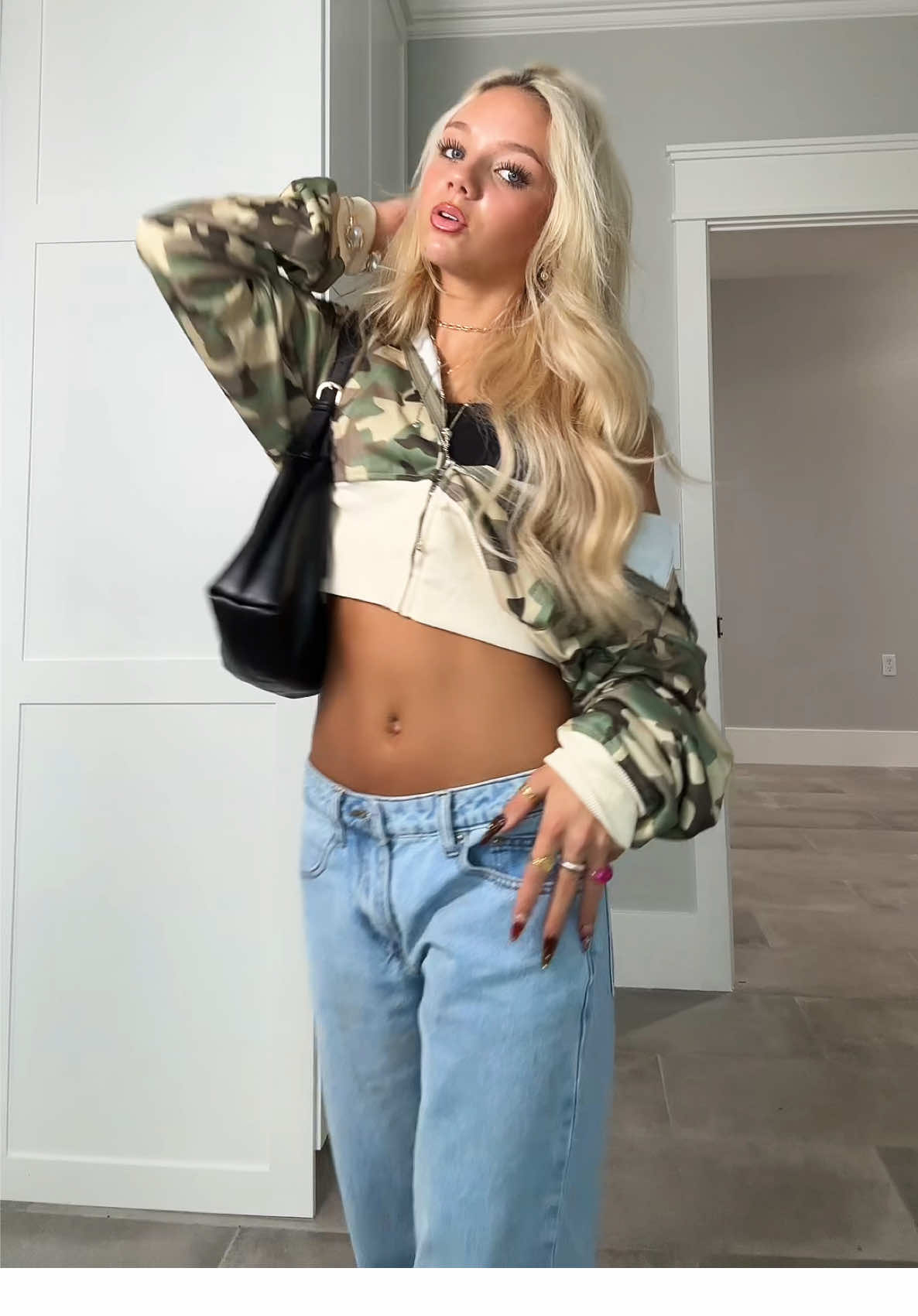 love this cute cropped hoodie for the Fall #outfitinspo #hoodie #fit #OOTD #camo 