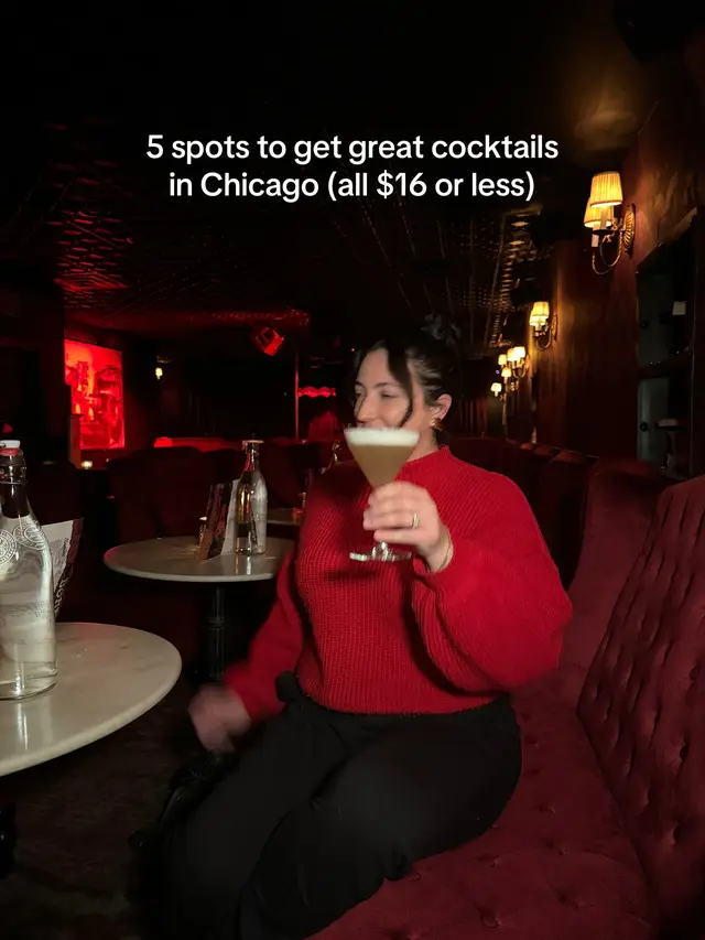 Cocktail bars in Chicago I love & my wallet does too #chicagococktails #chicagodrinks #chicagobars #thingstodoinchicago #chicago 