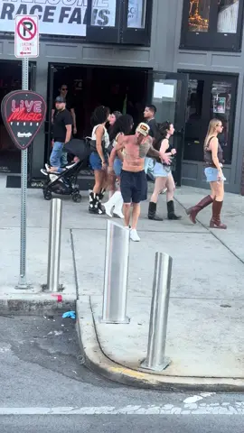 Someone give this man a dollar 👏🏼👏🏼👏🏼👏🏼  #nashville #nashvilletn #laborday #labordayweekend #party 