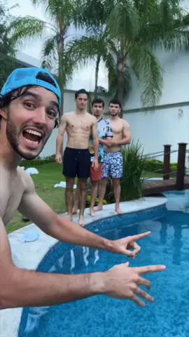 Salta al agua sin reaccionar