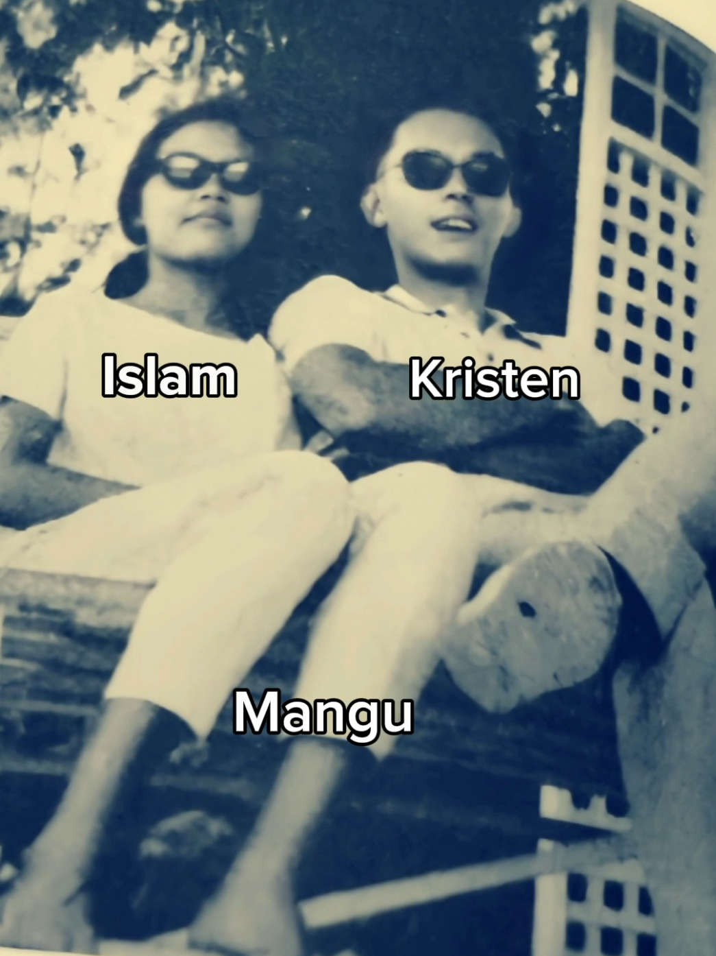 combo maut Dalam buku resminya, om pierre beragama kristen/Protestan.  Hubungan Pierre Tendean dan Rukmini chamin sempat menghadapi hambatan karena perbedaan agama, sehingga awalnya keluarga Rukmini kurang merestui. Untuk melanjutkan hubungan ini, Pierre harus mengikuti agama Rukmini, dan ia bersedia menerima hal itu sebagai bukti keseriusannya. Ketulusan, integritas, dan pengorbanan Pierre perlahan meyakinkan keluarga, hingga restu akhirnya diberikan. Sayangnya, kebahagiaan yang mereka impikan tidak pernah terwujud, karena Pierre gugur sebagai Pahlawan Revolusi pada malam 30 September 1965 dalam peristiwa G30S/PKI.  #rukminichamim #pierretendean #mangu #pierretendeansangpatriot #jjcapcut 