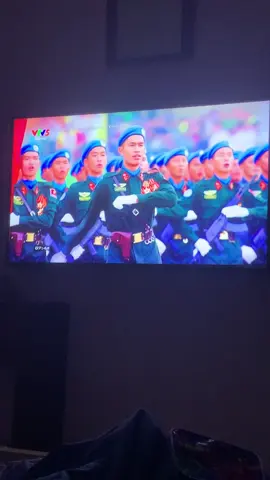 Có ai bị luỵ  Nhìn bên phải chào 1…2… #xuhuongtiktok #quockhanh #duyetbinh #chaoquandoi
