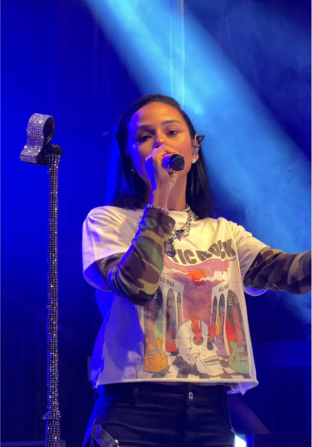 Finally got to hear burning blue live 🥹😭 @Mariah the Scientist @s3lkcub @somekindafestival @Lations  #fyp #mariahthescientist #canada🇨🇦 #burningblue #rnb 