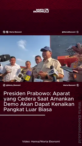 Presiden RI Prabowo Subianto menegaskan bahwa seluruh aparat kepolisian yang mengalami luka saat bertugas mengamankan demonstrasi akan mendapatkan kenaikan pangkat luar biasa. Hal itu disampaikan Presiden usai menjenguk aparat dan masyarakat yang menjadi korban bentrokan saat aksi unjuk rasa di Jakarta. “Saya sampaikan ke Kapolri, saya minta semua petugas dinaikkan pangkat. Dinaikkan pangkat luar biasa karena bertugas di lapangan membela negara, membela rakyat, menghadapi anasir-anasir,” ujar Prabowo di Rumah Sakit Polri, Kramat Jati, Jakarta Timur, Senin (1/9/2025). Presiden menekankan, aparat kepolisian memiliki tugas penting dalam menjaga ketertiban umum. Namun demikian, ia juga mengingatkan bahwa aparat harus tetap memberikan perlindungan kepada masyarakat yang menyampaikan aspirasi secara damai. “Kalau demonstran murni yang baik justru oleh aparat harus dilindungi,” tegasnya. Prabowo menegaskan hak menyampaikan pendapat di muka umum dijamin oleh undang-undang. Namun, ia mengingatkan bahwa aksi demonstrasi tetap harus mematuhi aturan yang berlaku. “Hak menyampaikan pendapat dijamin oleh undang-undang, tapi ada ketentuannya. Demonstrasinya harus damai, harus sesuai undang-undang. Jadi undang-undang mengatakan kalau mau demonstrasi harus minta izin, dan izin harus diberikan. Serta, demonstrasi berhentinya jam 18.00 WIB,” jelasnya. Naskah dan Video: Hanna #PrabowoPresiden #AparatNaikPangkat #DemoDamai #IndonesiaTertib #PresidenTurunTangan