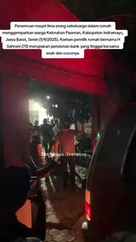 Penemuan mayat lima orang sekeluarga dalam rumah menggemparkan warga Kelurahan Paoman, Kabupaten Indramayu, Jawa Barat, Senin (1/9/2025). Korban pemilik rumah bernama H Sahroni (75) merupakan pensiunan bank yang tinggal bersama anak dan cucunya. Seluruhnya ditemukan terkubur di dalam rumahnya. para korban diantaranya :  1. H Sahroni bin almarhum H Toyib, pensiunan Bank BJB sekaligus pemilik rumah. 2. Budi (45), anak korban pertama, berprofesi wiraswasta. 3. Euis (40), istri Budi, ibu rumah tangga. 4. Ratu (6), anak pertama pasangan Budi dan Euis. 5. Bela (3), anak kedua pasangan Budi dan Euis. #indramayu_trending #indramayuupdate #indramayureang #indramayuterkini 