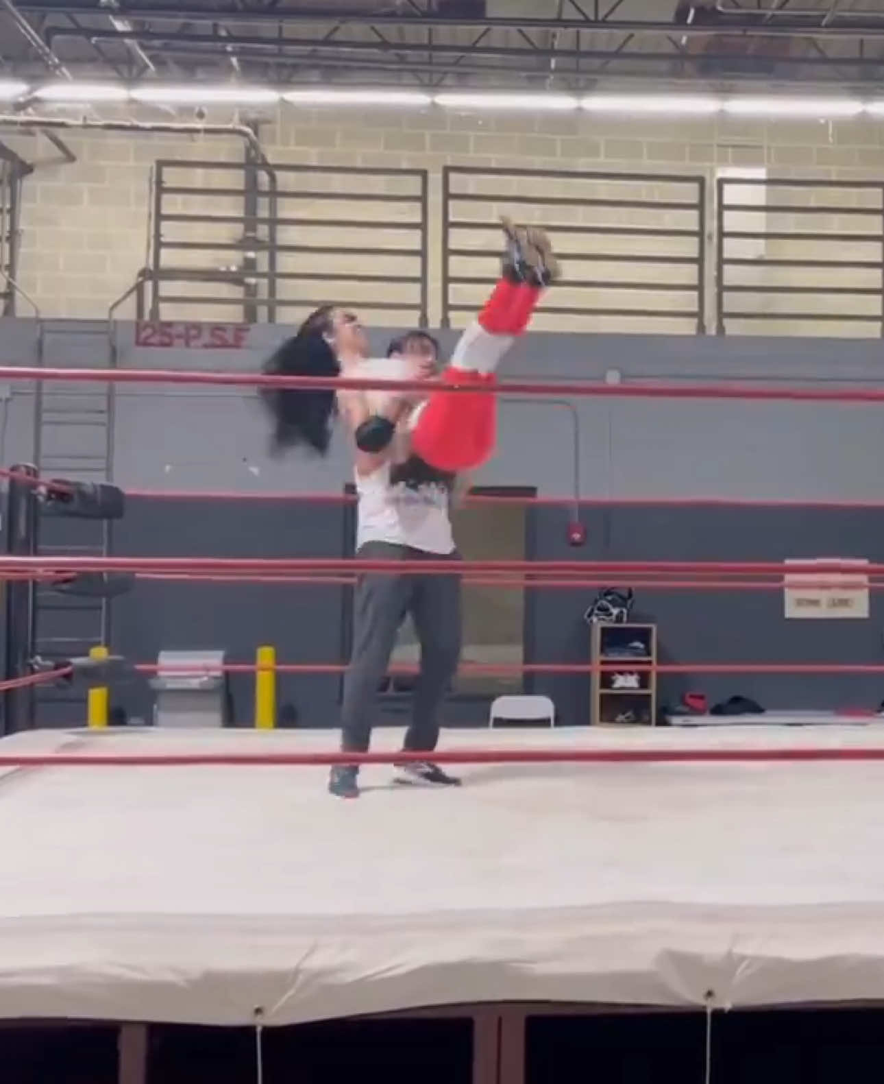 AJ Lee entrenando con CM Punk. Esto fue de cuando grabaron la serie Heels. Lleva 10 años retirada.  #WWE #wrestling #fyp 