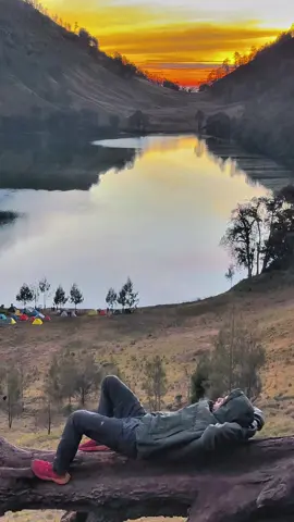 hanya ada satu cara mencintai langit yang indah, yaitu memandangnya bukan memilikinya.😍 . . . . . . #ranukumbolo2400mdpl #pendakigunung #storypendakigunung #ranukumbolo #mahameru 