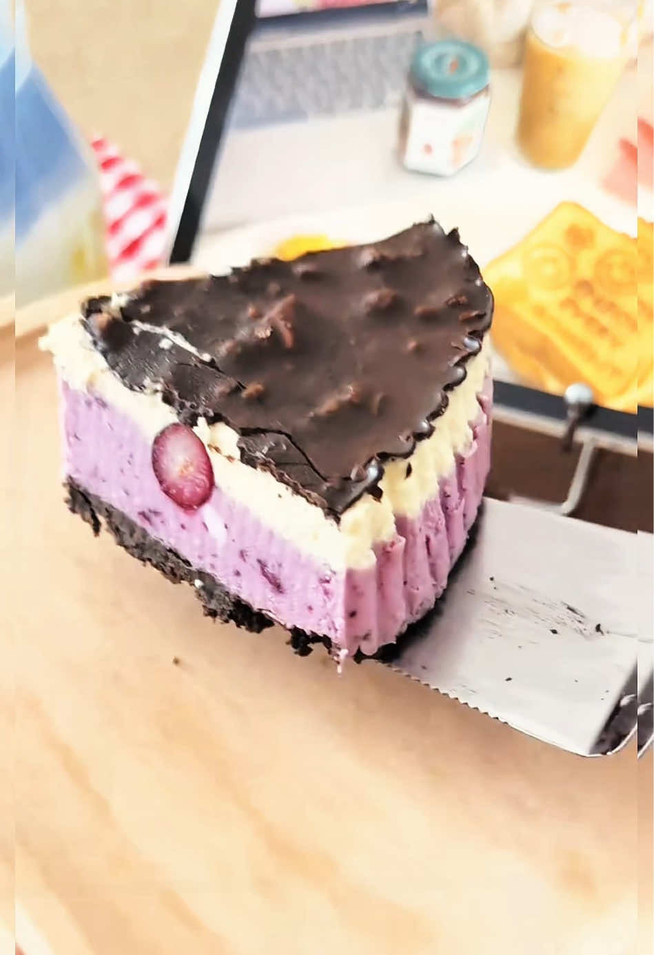 “Pisau Potong Pun Bunyi! Dalam Lembut Sejuk, Luar Coklat Padu ”#chocolate #fyp #cake #food 