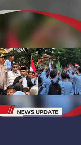 Ratusan mahasiswa dari Universitas Riau (Unri), Universitas Islam Riau (UIR), Universitas Muhammadiyah Riau (Umri), bersama sejumlah warga, menggelar aksi demonstrasi di depan Gedung DPRD Provinsi Riau, Senin (1/9/2025). Aksi yang berlangsung damai itu disambut langsung Ketua DPRD Riau, Kaderismanto. Dalam orasinya, mahasiswa menyampaikan tujuh tuntutan utama yang mereka desak agar segera diteruskan ke DPR RI.  @poldariau_ #foryoupage #fyp #viral #tiktok 