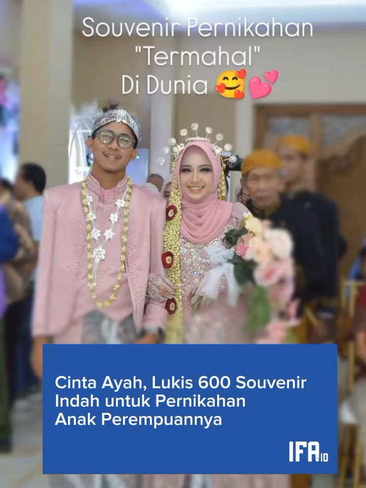 Bukti cinta seorang ayah memang tak ada tandingannya. Demi membahagiakan putri tercinta di hari pernikahannya, ayah ini melukis 600 karya indah untuk dijadikan souvenir bagi para tamu undangan. MasyaAllah, penuh ketulusan dan kasih sayang Momen ini mengajarkan kita bahwa cinta orang tua tak ternilai oleh apapun. Yuk, selalu sayangi dan bahagiakan orang tua kita selagi masih ada waktu. Follow @ifanetwork untuk kisah haru dan inspiratif lainnya #CintaAyah #KisahInspiratif #ViralHariIni #AyahDanAnak #PernikahanBahagia #SouvenirUnik #CeritaViral #BerbagiKisah #IfaNetwork