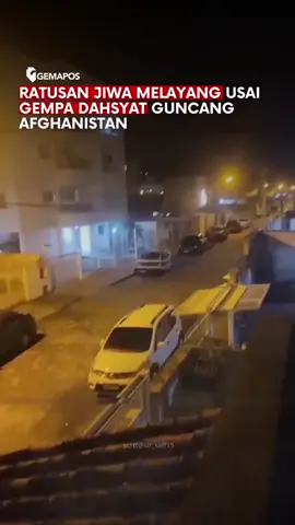 Lebih dari 800 orang dilaporkan meninggal dunia akibat gempa bumi berkekuatan magnitudo 6,0 di Afghanistan timur, menurut badan kemanusiaan PBB. Gempa bumi yang terjadi pada kedalaman dangkal 8 kilometer ini mengguncang bangunan dari Kabul hingga ibu kota Pakistan, Islamabad. Lokasi gempa yang terjadi di wilayah terpencil membuat penanganan gempa menjadi sulit, dengan helikopter-helikopter dikerahkan untuk menyelamatkan dari kawasan dengan akses terbatas. Korban jiwa diperkirakan akan bertambah dengan banyak di antaranya dikhawatirkan terjebak di bawah puing-puing bangunan yang roboh. #fyp #viral #gempa 