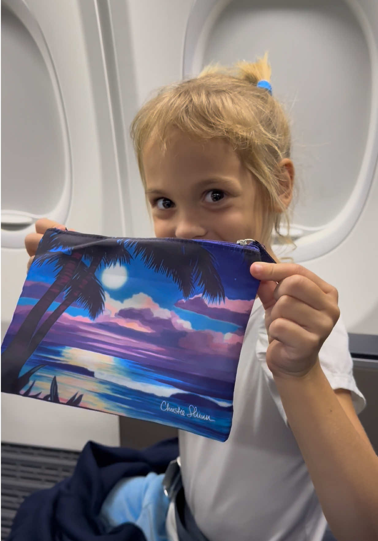 Maria is always so excited to open the first class goodie bags! She loved her little sunset pouch and all the Ua (not sure I pronounced that correctly in the video 😅) Hawaii goodies inside. Thank you for always making our flights so special @United Airlines @Ua Hawai'i  #unitedairlines #travel #uahawii #viral #fyp 