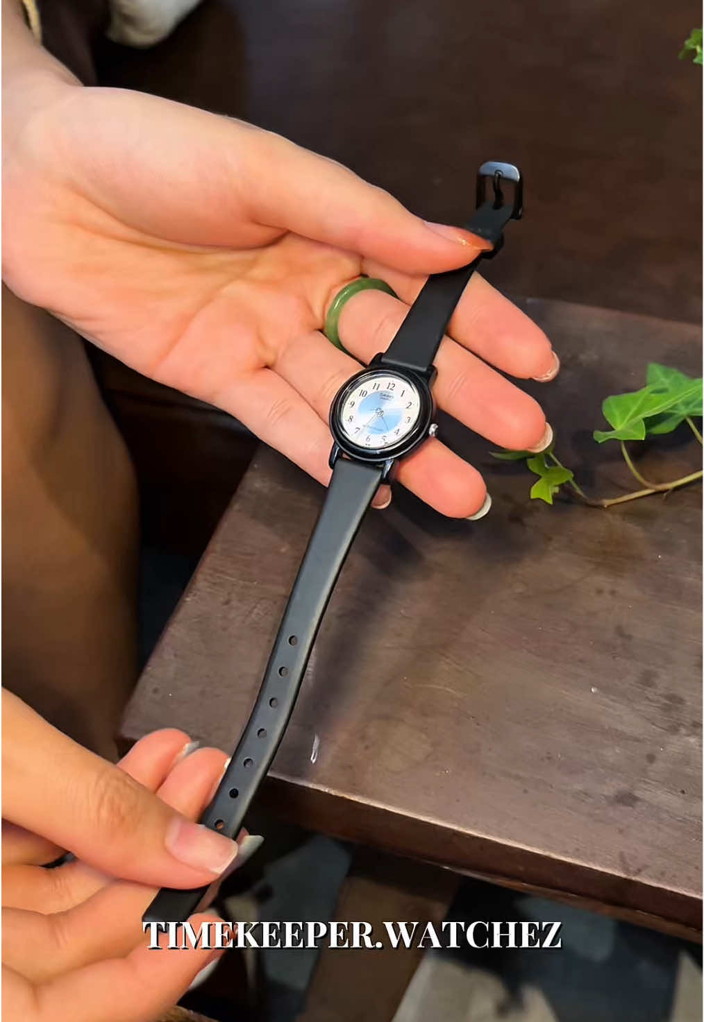𝐂𝐀𝐒𝐈𝐎 𝐐𝐔𝐀𝐑𝐓𝐙 (𝐑𝐞𝐟. 𝐋𝐐-𝟏𝟑𝟗) - 𝐍𝐇Ậ𝐓 𝐁Ả𝐍 🇯🇵 Casio sử dụng máy Nhật, thiết kế cao su và nhựa bền bỉ, nhẹ tay, có kháng nước nhẹ 🔸 Độ mới: 9.7/10 (độ mới cao) 🔸 Mặt đồng hồ size 25mm, dây tay dài thoải mái  📍 Giá: 2xx🐟 (x mềm) ——•——•——•——•—— 𝐓𝐈𝐌𝐄𝐊𝐄𝐄𝐏𝐄𝐑.𝐖𝐀𝐓𝐂𝐇𝐄𝐙 Inbox để shop tư vấn chi tiết nhé 💌 #VintageVibes #TimekeeperWatchez #watch #vintage #dongho