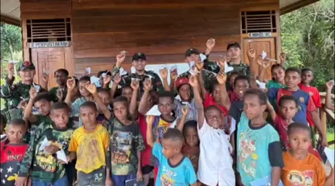 Momen membagi ilmu kepd anak2 papua selatan bovendigul distrik kombut. sekaligus utk mengajari mengenal huruf,cara tulis , cara membaca,dan bentuk karya itu seperty apa.. #papuaselatanbovendigul  #satgaspamtasRIyonif126kalacakti  #belajarcalistung #anakpapua #pengikut.