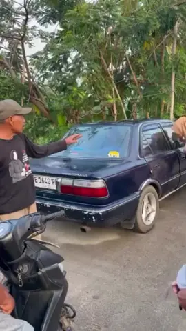 Warga Desa Babadan Kecamatan Sindang temukan mobil Toyota Corolla terparkir di jalan pada jam 2 pagi. Selasa, 02/09/2025 Mobil tersebut masih ada kunci dan STNK atas nama H. Sahroni. Warga menduga mobil tersebut miliki H. Sahroni korban diduga pembunuhan di Kelurahan Paoman tadi malam. Kuwu Desa Babadan sudah berkoordinasi dengan petugas terkait untuk menginformasikan mobil tersebut. Source : Indramayuinfo #indramayu #reangartofficial 