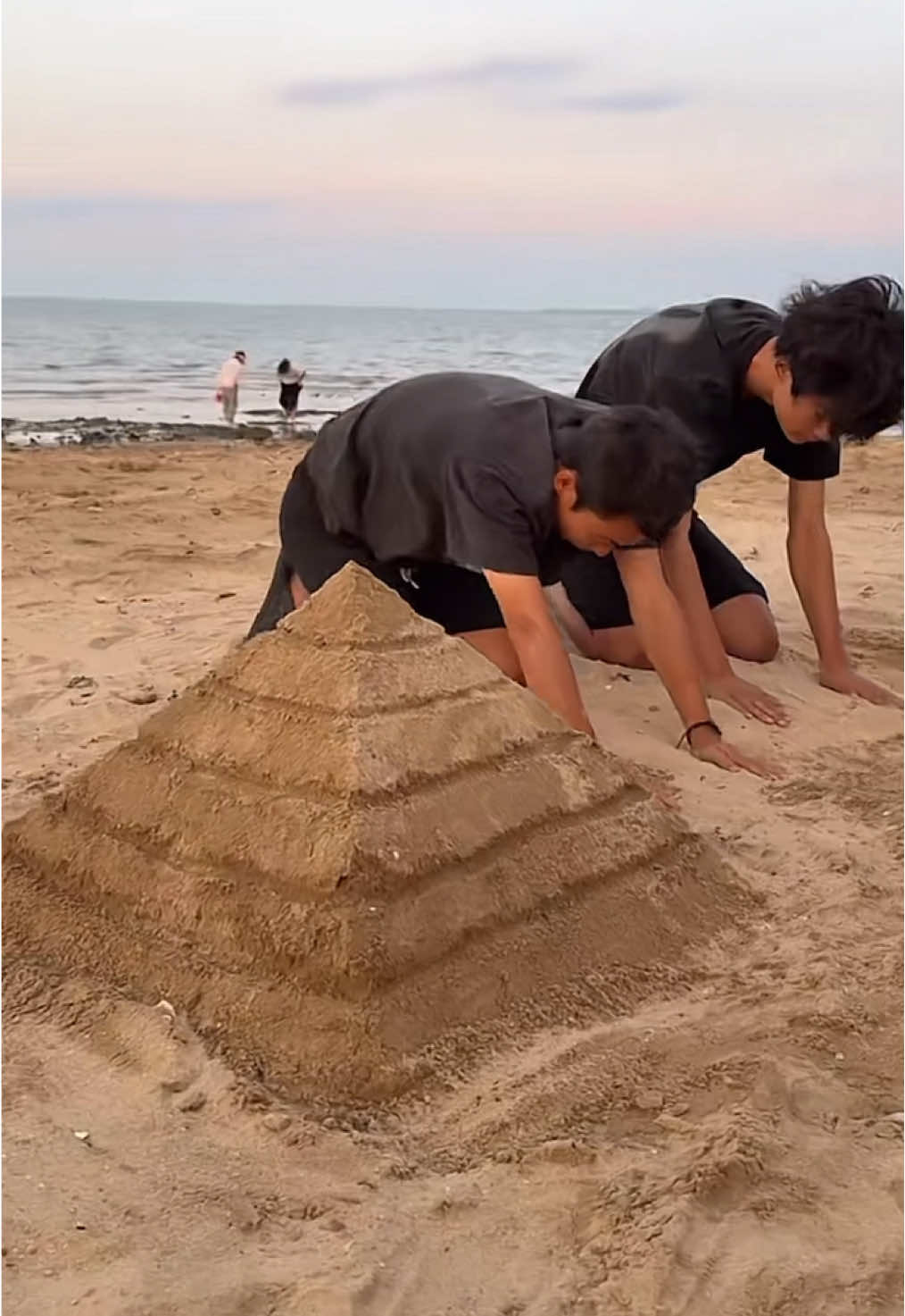 Sebuah piramida ditemukan di pantai, dan kita harus menunjukkan rasa hormat#tiktoklive #jumpingwingsmedia 