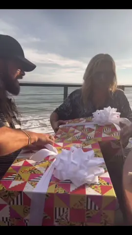 the twins giving gifts✨ @WeddingCakeOfficial @Bill Kaulitz  #tomkaulitz #billkaulitz #creatorsearchinsights #tokiohotel #kaulitztwins #creatorsearchinsights 