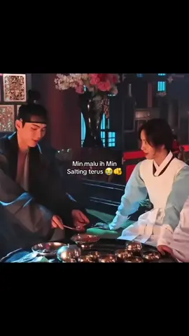 Fanboy garis keras anjir!!  Siabangnya salting terus 😭🫵🫵 malu ih min 😭🫵🫵🫵 #bonappetityourmajesty #leechaemin #kdrama #fypviralシ #limyoona 