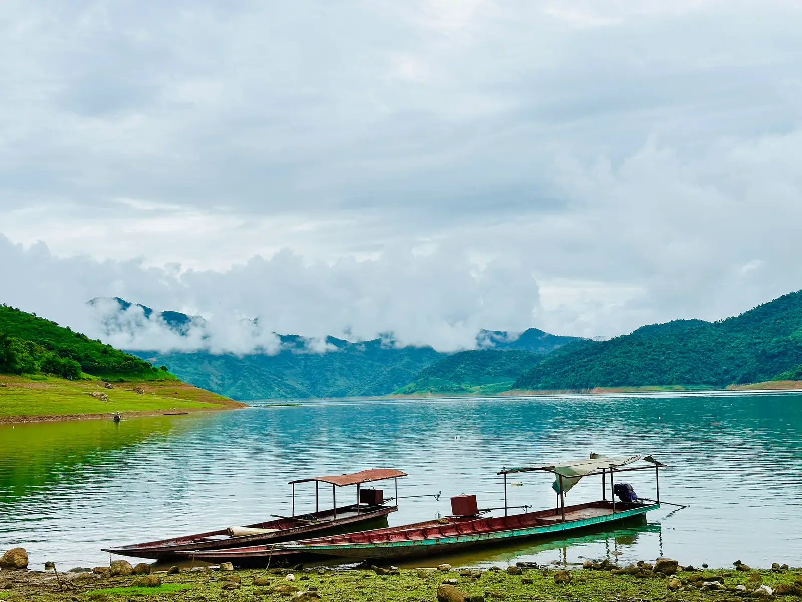 Thích chụp lại những bức ảnh, Những khoảnh khắc đẹp. Và lưu giữ nó, nhũng lúc mệt mỏi lại lôi chúng ra ngắm nhìn lại. Thật yên bình.