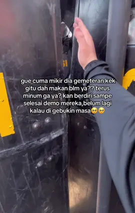 Aku tau ini bukan pilihan ini tuntutan pekerjaan🥺                             ib: @zflfdl 