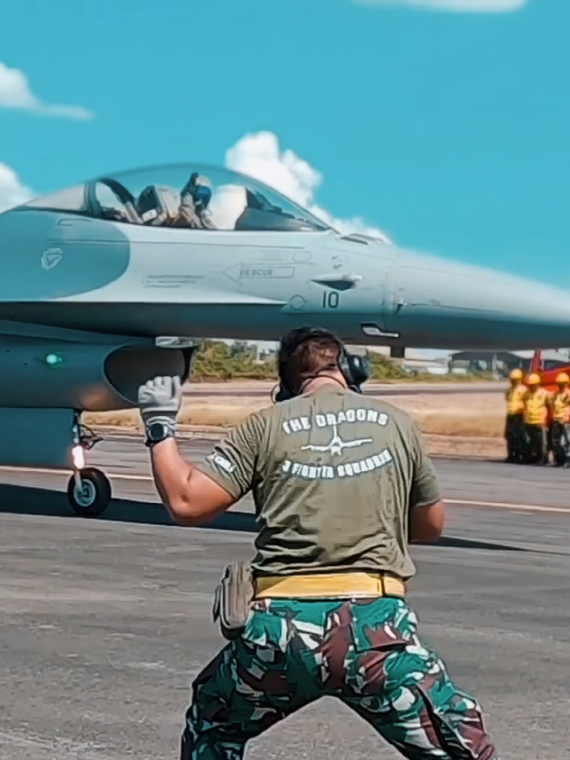 Ground Crew in Action #f16 #f16fightingfalcon #tniau #airforce #indonesia 