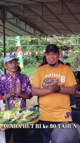 Penuhi Undangan, Bupati Ade Ikut Meriahkan Perayaan Lomba HUT Kemerdekaan RI di Desa Bukit Petaling INHU - Masih terbalut dalam momen kemeriahan HUT Kemerdekaan Republik Indonesia Ke 80, berbagai desa di Kabupaten Inhu berlomba menyajikan lomba dan hiburan perayaan yang seolah telah menjadi tradisi dari tahun ke tahun. Menyapa masyarakatnya, Bupati Indragiri Hulu Ade Agus Hartanto secara langsung memenuhi undangan warga Desa Bukit Petaling di Lapangan Bola SD 018 Binjai, Minggu (31/08/25). Meski telat membuka, kehadiran Bupati itu disambut meriah oleh seluruh kalangan masyarakat. 