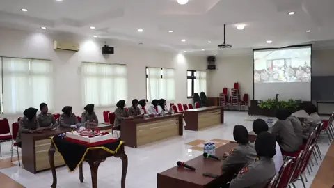 Doa Bersama dalam Rangka Hari Jadi ke-77 Polwan RI  Dalam suasana penuh khidmat, Polwan Polres Probolinggo menggelar doa bersama sebagai bentuk rasa syukur atas perjalanan panjang pengabdian selama 77 tahun. Peringatan Hari Jadi Polwan bukan hanya ceremonial, melainkan juga menjadi momentum untuk meneguhkan komitmen pengabdian, meningkatkan kepedulian sosial, serta memperkuat peran Polwan dalam memberikan pelayanan terbaik bagi masyarakat dan bangsa.  Dirgahayu ke-77 Polwan Republik Indonesia!❤️🤍 #Polisiindonesia #PolresProbolinggo #DoaBersama #PolriUntukMasyarakat #PolwanPresisi 