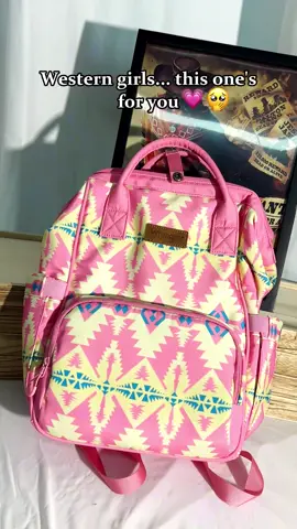Lightweight and spacious! This bag is perfect for daily commuting, carry it and go out easily without any burden! Full of sophistication! #wrangler #westerncowgirl #oldwest #backpack #westernfashion 