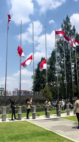 Aksi damai unjuk rasa di Bunderan UGM, salam perdamaian tanpa ada kekerasan  #demo2025 #ugm #jogja24jam #dpr #polisi 