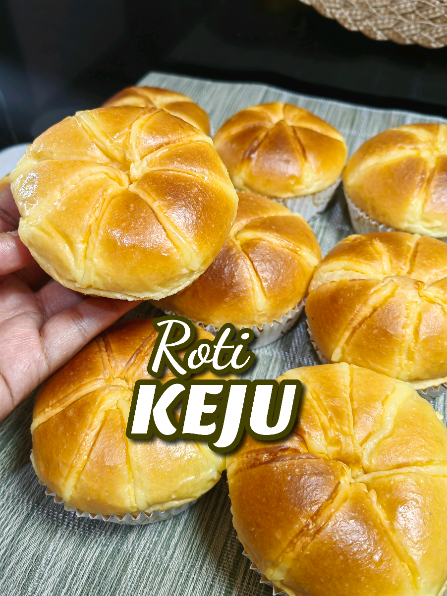 Gak pernah bosen buat roti, apalagi roti kejuu yang asin asin gurih nyoiii 😍😁😉 Resep isian roti keju: 150gr Keju cheddar (parut) 50gr susu bubuk 100gr Keju spread 20gr butter 1sdm gula halus Bahan dan resep roti : 250gr terigu pro tinggi 50gr gula pasir 3gr ragi 20gr susu bubuk 2btr kuning telur 130ml-140ml  susu cair dingin 45gr margarin/butter 3gr garam #roti #rotikeju #baking #fyp 
