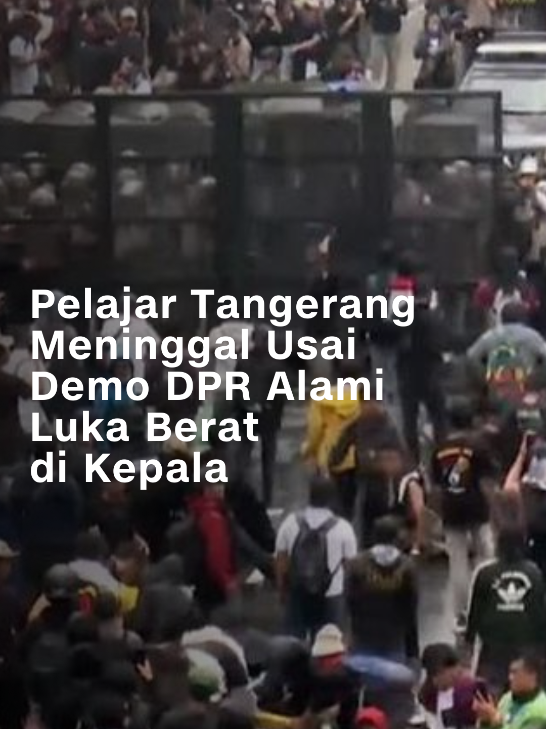 Seorang pelajar SMK Negeri 14 Kabupaten Tangerang, Banten, meninggal dunia usai mengikuti unjuk rasa di Gedung DPR pada 28 Agustus lalu. Pelajar bernama Andika Lutfi Fala itu diduga mengalami luka benturan benda tumpul di bagian kepala. #cnnindonesia #cnnindonesiacom #Demonstrasi
