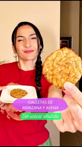 GALLETAS DE AVENA Y MANAZANA. ✨ Amo hacer estas galletas, porque tienen ingredientes que siempre puedo conseguir en cualquier lado y están hechas con mis frutas favoritas, la manzana y el banano.  ✅ Comienza: Pelando y cortando en cubos una manzana y reserva.    ✨ En un tazón tritura: 1 banano Agrega:  1 huevo  1 Cdas de mantequilla de maní o mantequilla de almendras. 1/2 Cda de canela en polvo 1 tz de avena en hojuelas ✨ Mezcla los ingredientes hasta integrar. ✨ En una bandeja con papel de horno antiadherente coloca las porciones de la mezcla para formar las galleta. ✨ Cocina x 20 minutos a 180 •C.  🌸 Y estarán listas para disfrutar, las puedes llevar contigo y conservar en un envase de vidrio.  #cristinabody #galletasdeavenaymanzana #galletassaludables #recetasaludable 