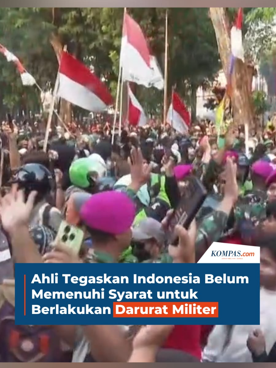 Wacana darurat militer belakangan mencuat seiring maraknya aksi demonstrasi di berbagai daerah.  Meski menuai pro dan kontra di ruang publik, para ahli hukum menegaskan bahwa kondisi Indonesia saat ini masih belum memenuhi syarat pemberlakuan status tersebut.  Unjuk rasa yang berlangsung dianggap masih berada dalam koridor konstitusi dan bagian dari proses demokrasi. Ahli hukum mengingatkan, darurat militer hanya relevan jika negara menghadapi ancaman serius, seperti pemberontakan bersenjata atau kerusuhan besar yang benar-benar mengancam keutuhan bangsa. Penerapan kebijakan ekstrem ini justru berisiko menimbulkan pelanggaran HAM, menutup ruang demokrasi, hingga merusak citra Indonesia di mata internasional. Penulis: Alicia Diahwahyuningtyas, Ahmad Naufal Dzulfaroh  Kreatif: Safira Nurulita  Produser: Elizabeth Ayudya Ratna Rininta ` #DaruratMiliter #Demokrasi #Indonesia ##voice