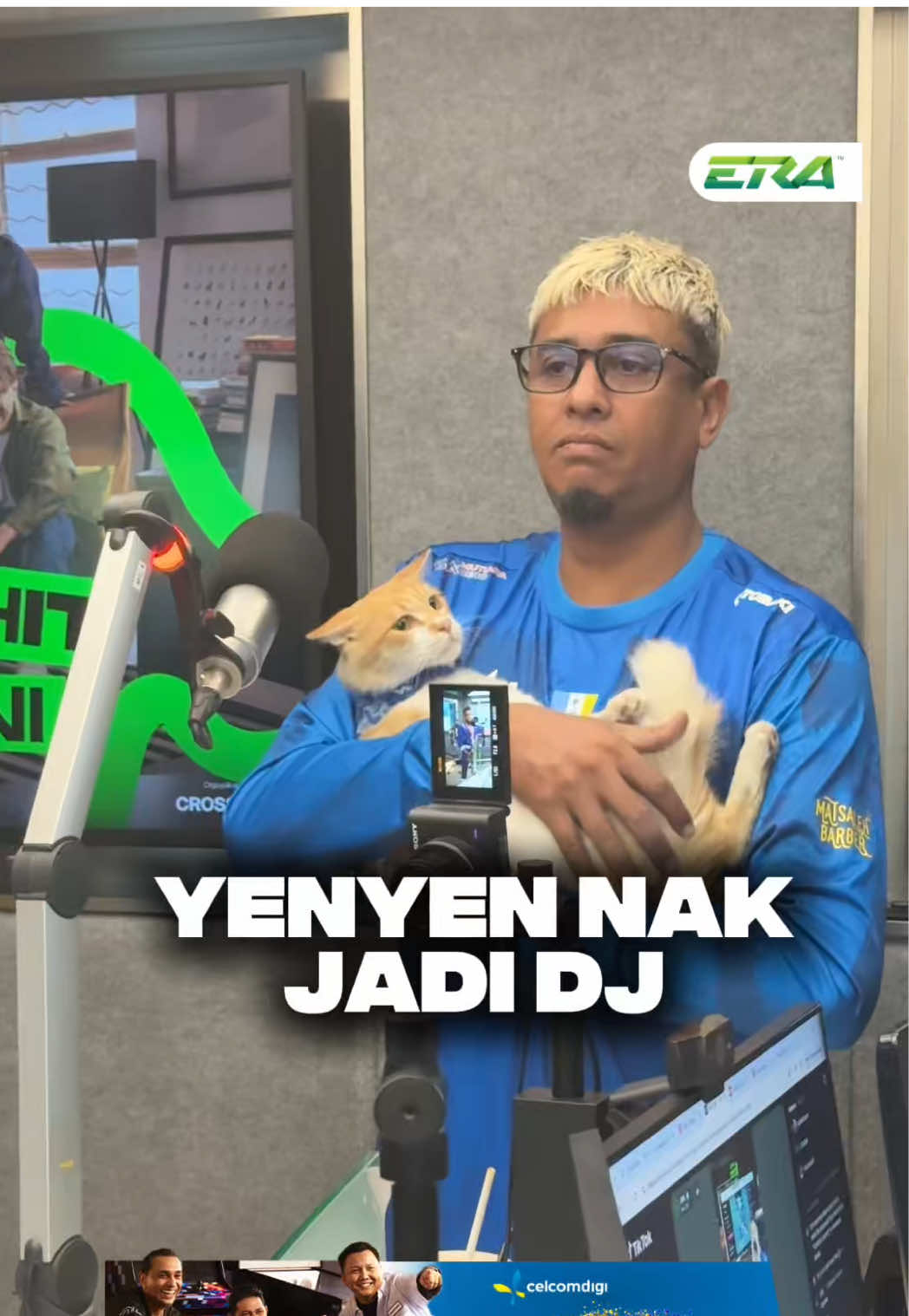 Baik betullah si Yenyen ni, elok je dia duduk diam bila Pak Azad dukung dia. Bila dah masuk studio di terus eh si Yenyen ni nak jadi DJ, nak ganti tempat Radin kat situ. 😂 #sharERA #3PAGIERA #fyp