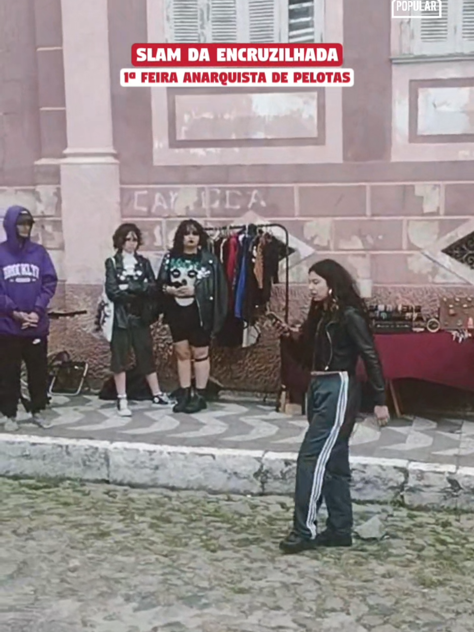 Durante a primeira Feira Anarquista de Pelotas, a poesia falada também teve seu espaço com o Slam da Encruzilhada. A ideia era realizar uma seletiva para o Estadual, valendo vaga para representar a cidade no campeonato gaúcho. O microfone foi aberto, os versos ecoaram e a poesia tomou conta do espaço, mas, como não houve número suficiente de competidores para formar a disputa oficial, a atividade se transformou em uma roda de poesia livre. Em vez de competição, o público presenciou um momento de troca, escuta e celebração da palavra coletiva. Mesmo sem classificação formal, a presença do Slam na feira reforçou a conexão entre a cena da poesia falada e os ideais de autonomia e resistência que marcaram o evento. A parceria mostrou que, em Pelotas, poesia e militância caminham lado a lado — e que a voz periférica segue pulsando em cada encruzilhada da cidade. #anarquismo #pelotasrs #pelotas #poesiaderua #poesiafalada 