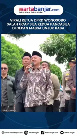 VIRAL! Ketua DPRD Wonosobo Salah Ucap Sila Kedua Pancasila di Depan Massa Unjuk Rasa WARTABANJAR.COM, WONOSOBO – Ketua DPRD Wonosobo, Eko Prasetyo Heru Wibowo, meminta maaf setelah keliru menyebut sila kedua Pancasila saat diminta massa aksi membacakannya di depan Kantor Bupati Wonosobo, Sabtu (30/8/2025). Dalam momen tersebut, Eko menyebut “Keadilan sosial bagi seluruh Indonesia” ketika seharusnya berbunyi “Kemanusiaan yang adil dan beradab.” Kesalahan itu langsung disambut sorakan dari peserta aksi. Rekaman video insiden ini kemudian beredar luas di media sosial dan menuai beragam komentar warganet. #viral #DPRD #wonosobo #pancasila #wartabanjar