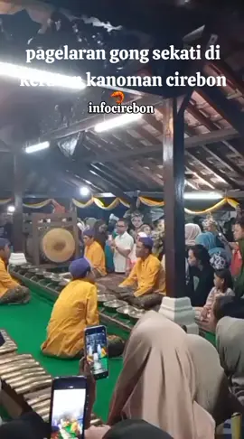 Pagelaran gong sekati yang dilakukan setiap tahun pada tanggal 7 Rabi'ul awal di kraton Kanoman, mengiringi rentetan peristiwa maulid nabi muhammad SAW hingga malam pelal panjang jimat (tanggal 12 Rabi'ul awal). Awalnya Gong sekati yang berusia sekitar 700an itu berasal dari kerajaan Demak, lalu diboyong ke Cirebon oleh sunan gunung jati sebagai syiar penyebaran agama islam di Cirebon. Dahulu, jika ada orang yang ingin melihat gamelan tersebut harus membayar, tidak dengan uang namun dengan membaca syahadat. Itulah mengapa dinamakan Gong sekati (diambil dari kata syahadatain) yang artinya dua kalimat syahadat. #cirebonpride #lebihtaucirebon #keratonkanomancirebon #keratonkasepuhancirebon #keratonkacirbonan 