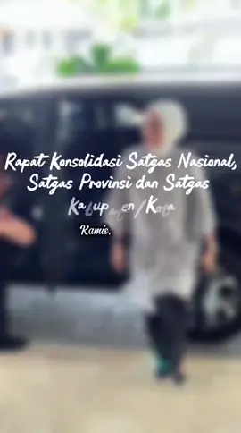 Wakil Wali Kota Salatiga, Nina Agustin, menghadiri Rapat Konsolidasi Satgas Nasional, Satgas Provinsi, dan Satgas Kabupaten/Kota “Percepatan Operasional Koperasi Desa/Kelurahan Merah Putih Provinsi Jawa Tengah” yang digelar pada 28 Agustus 2025 di Gedung Gradhika Bhakti Praja, Semarang. Rapat ini menjadi forum strategis untuk memperkuat sinergi antara pemerintah pusat, provinsi, dan kabupaten/kota dalam mempercepat implementasi program Koperasi Merah Putih sebagai pilar kemandirian ekonomi berbasis desa dan kelurahan. Acara tersebut turut dihadiri sejumlah pejabat tinggi negara, di antaranya Gubernur Jawa Tengah dan Wakil Gubernur Jawa Tengah, Menteri Bidang Pangan RI sekaligus Ketua Satgas Nasional Koperasi Merah Putih, Zulkifli Hasan, Menteri Koperasi dan UKM RI, Budi Arie Setiyadi, Kepala Badan Pangan Nasional RI, Arief Prasetyo, Wakil Menteri Dalam Negeri RI, Bima Arya Sugianto, Wakil Menteri BUMN RI, Kartika Wirjoatmodjo, Direktur Utama Danantara Aset Manajemen, Dony Oskaria, Pangdam IV/Diponegoro, Mayjen TNI Achiruddin, SE., M.Han, Kapolda Jawa Tengah, Irjen Pol Dr. Ribut Hari Wibowo, SH., S.IK., MH, serta perwakilan Forkopimda  pemerintah kabupaten/kota se-Jawa Tengah. Dalam rapat konsolidasi ini, sejumlah isu strategis menjadi fokus pembahasan untuk memastikan percepatan operasionalisasi Koperasi Merah Putih di Jawa Tengah. Dimulai dari pembentukan Satgas Daerah di tingkat provinsi dan kabupaten/kota, hingga operasionalisasi 15.000 KDMP/KKMP di luar 108 mockup yang telah berjalan sebagai proyek percontohan. Selain itu, dibahas pula mengenai penyusunan model bisnis dan petunjuk teknis agar setiap koperasi memiliki arah yang jelas, disertai dukungan akses pembiayaan serta skema pengelolaan aset yang berkelanjutan. Peningkatan kapasitas juga menjadi perhatian utama melalui pelatihan dan pendampingan SDM di lapangan, sementara relaksasi peraturan dan regulasi diusulkan guna memberikan kemudahan dalam pengoperasian koperasi. Tidak kalah penting, rapat ini juga menekankan pada digitalisasi proses bisnis serta pengembangan platform digital database KDMP/KKMP agar koperasi lebih adaptif terhadap perkembangan zaman dan mampu bersaing di era transformasi digital. Wakil Wali Kota Salatiga menyampaikan bahwa rapat konsolidasi ini memberikan banyak arahan strategis bagi penguatan koperasi di daerah.  “Di sini banyak sekali arahan yang diberikan oleh dinas koperasi dan kementerian, bahwasanya percepatan untuk koperasi di masing-masing wilayah serta untuk pengoperasiannya seperti apa,” ungkapnya. Lebih lanjut, ia menegaskan pentingnya sinergi program Koperasi Merah Putih dengan program nasional yang sedang dijalankan pemerintah. “Nantinya Koperasi Merah Putih diharapkan bisa berkolaborasi dengan program pemerintah yaitu program MBG, yang memang program unggulan kita dari Bapak Presiden Prabowo Subianto,” tambahnya. Rapat ini diharapkan dapat mempercepat langkah konkret pembentukan dan penguatan Koperasi Merah Putih di seluruh Jawa Tengah, termasuk di Kota Salatiga, sehingga manfaatnya dapat dirasakan langsung oleh masyarakat.