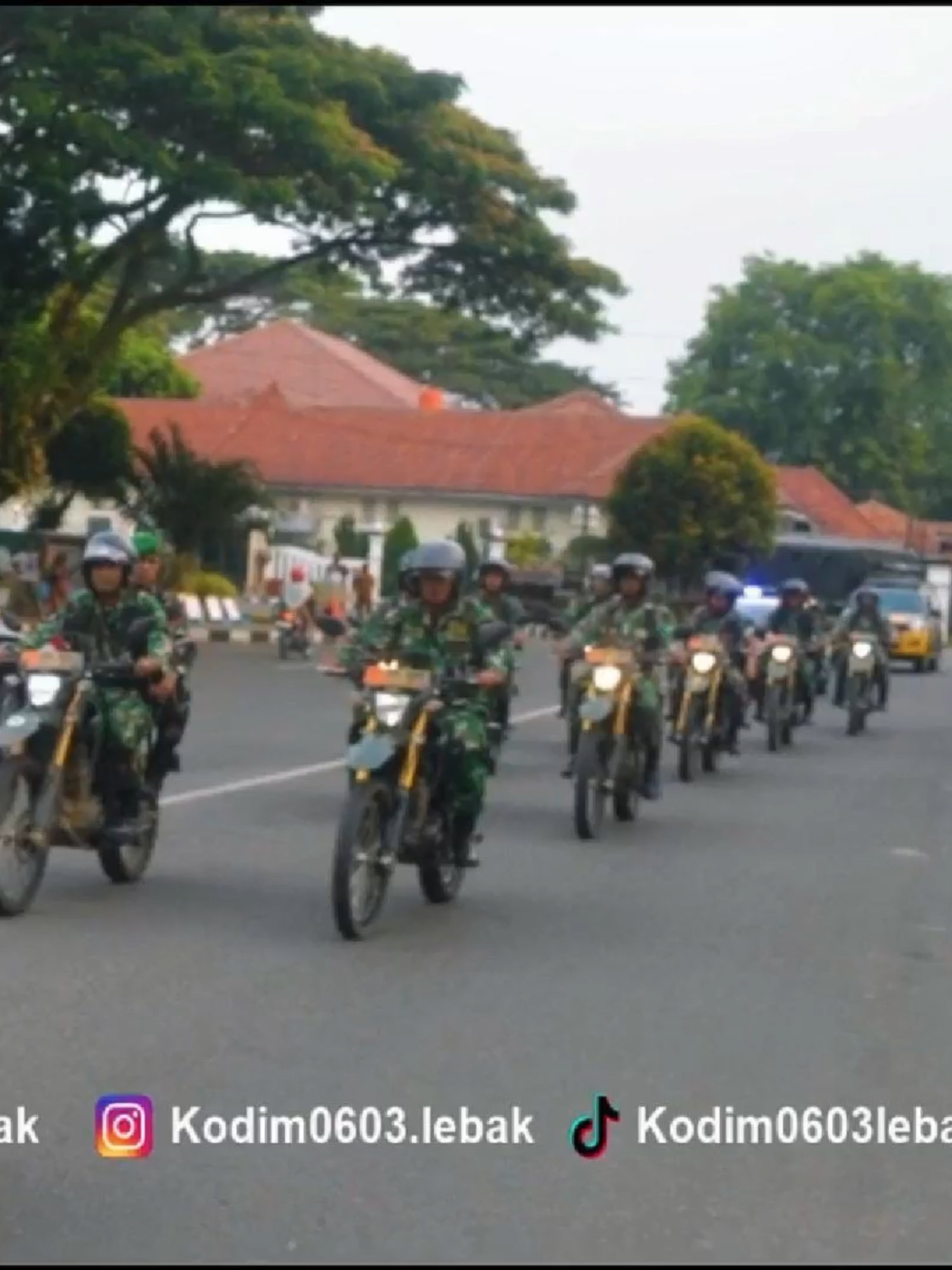 ✨ **Patroli Gabungan TNI–Polri–Satpol PP di Kabupaten Lebak** ✨ Dalam rangka menjaga keamanan dan ketertiban masyarakat, Dandim 0603/Lebak **Letkol Inf Herbert Rony Parulian Sinaga** bersama Kapolres Lebak **AKBP Herfio Zaki, S.I.K., M.H.** memimpin langsung **Patroli Gabungan** yang melibatkan personel TNI, Polri, dan Satpol PP. Patroli ini menyasar titik-titik strategis seperti pusat keramaian, kawasan permukiman, dan lokasi rawan kriminalitas. Selain pengamanan, personel juga memberikan **imbauan kamtibmas** kepada masyarakat untuk bersama-sama menjaga lingkungan yang aman dan kondusif. Kegiatan ini menjadi bukti nyata komitmen bersama antara TNI, Polri, dan Pemerintah Daerah dalam menciptakan rasa nyaman, mendukung pembangunan, serta menjaga stabilitas wilayah Lebak agar tetap **aman, damai, dan sejahtera.** 🇮🇩💪 \#TNIAD #Kodim0603Lebak #PolresLebak #SatpolPPLebak #Kamtibmas #LebakAman #IndonesiaMaju
